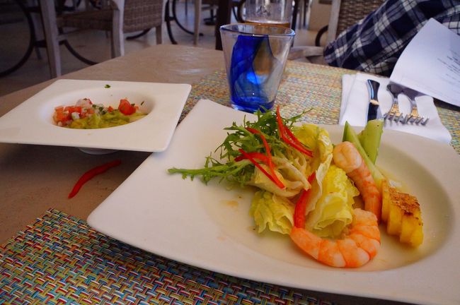野菜とエビのサラダ。<br />日本語メニューあって、スタッフの方が何語が良いか聞いてくれます。