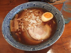 【弘富：八王子ラーメン 2016/08/03】

久し振りに八王子ラーメンの弘富へ行きました。私はラーメン600円、シンプルで実に美味い。
「営業時間」11:00〜19:00(スープがなくなりば終了)
日曜定休　〒155-0031　八王子市明神町3-11-1
JR八王子駅歩7分、京王線京王八王子駅歩10分 TEL:042-645-5011
八王子系醤油ラーメン。スープは焼干。トッピングはチャーシュー、味付け玉子、メンマ、八王子系ラーメンなので葱でなく刻み玉葱