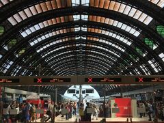 マルペンサ空港からミラノ中央駅までバスが出ていたのでそれに乗りました。写真は中央駅です。