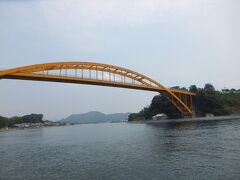 高根島側の橋の下まで下りてきました。
６年前は橋を渡りきったところで折り返してしまったので、こちら側から見るのは初めてです。