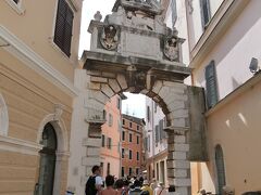 チトー広場に面して建っているのがかつての城門バルビ門。１８６０年、ヴェネチア統治時代に建てられた旧市街への入り口です。
門にはヴェネチア共和国の象徴、「翼のあるライオン」と町の有力者であった「バルビ家の紋章」が掲げてあります。
かつてはここから先が城壁で囲まれた小島の町でした。城壁には７つの門がありましたが、残っているのはバルビ門を含めて３つです。