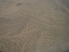 カイロ空港へ向けて航行中、砂漠のワジ（涸れ川）が不思議な模様となっていました。
