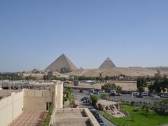 カイロ（ギザ）のホテル（ル・メリディアン・ピラミッド）の部屋から見えた風景
いきなりピラミッドでテンションが上がりました。
