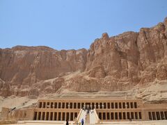 ハトシェプスト女王葬祭殿
相変わらずギラギラの太陽が照りつけていたが、風が吹くと空気が乾燥しているため汗が一気に乾き、意外に過ごしやすかった。
