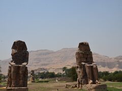 ハトシェプスト女王葬祭殿からLunchのお店に行く途中にあった。
巨像の割れ目に黒い鳥がたくさんとまっていて気持ち悪かった。