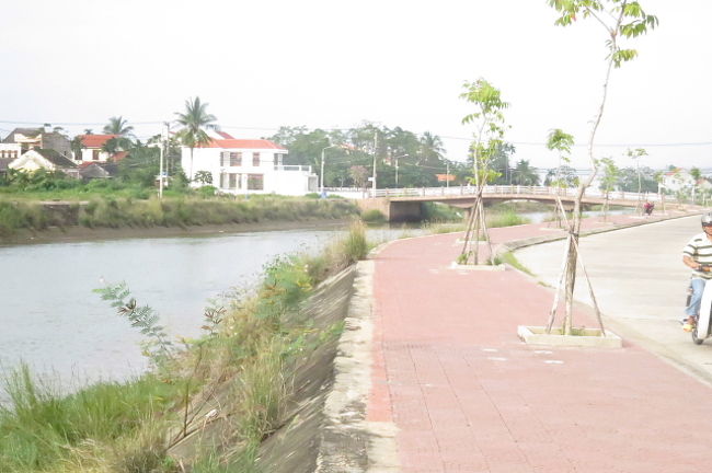 福建会館見学後、ツアーに参加した皆さんと一緒にホイアン市内を散策しました。<br /><br />ホイアン市内を流れるトゥボン川沿いに歩きました。<br />