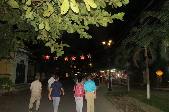 また、ガイドさんの後について、どんどん歩きます。<br /><br />前を歩いているのは、一緒のツアーに参加した人達です。