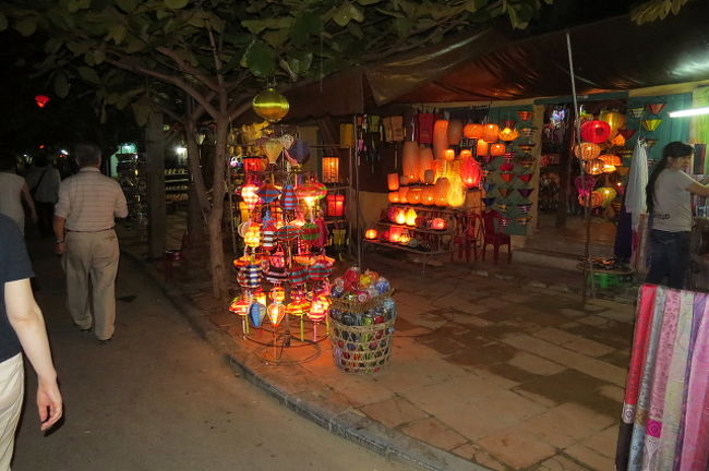 ホイアンの街並みにランタンは似合いますね。