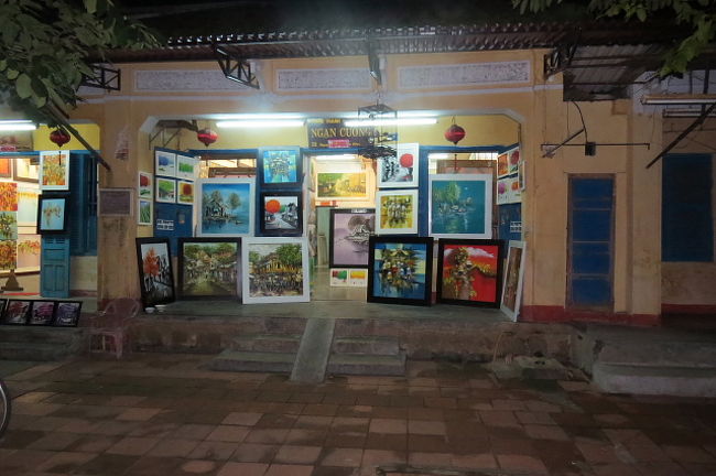 こちらは、絵画販売のお店でしょうね。