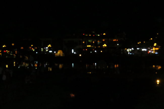 ホイアン市内を流れるトゥボン川の夜景。