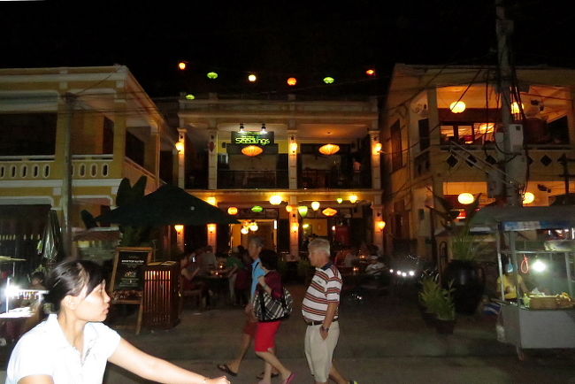 また、どんどん歩きます。<br /><br />今夜の宿泊するホテルまで歩きます。<br />