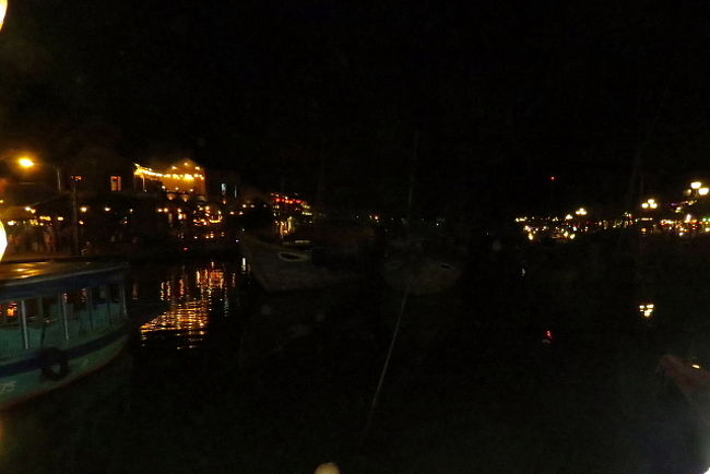 トゥボン川の夜景。