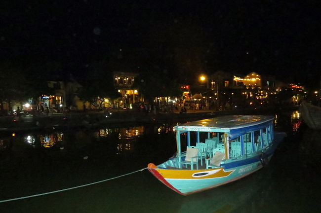 トゥボン川の夜景。<br /><br />舟遊びも楽しいでしょうね。
