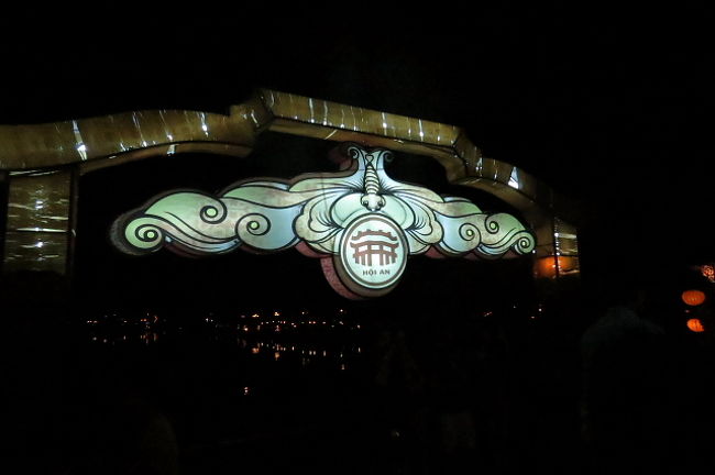 トゥボン川の夜景。