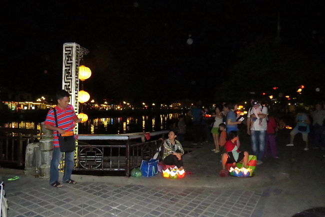 川辺で小休止。<br /><br />川面を吹く風が心地よいです。