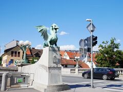 【リュブリャナ市内観光】（スロベニア共和国）

現地ガイドさんと合流し観光開始。
トラベルイヤホンを付けて観光します。

★竜の橋★　

