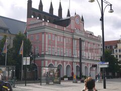 市庁舎

ロストックは旧東ドイツの最大のの湾岸都市。
１４世紀ハンザ同盟としとして栄えた。

レンガつくりのゴシック様式の建造物が多い。