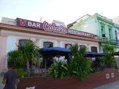外はまだ明るいですが、19時過ぎです。
お腹が空いてきたので夕食。
「カバーニャ(Cabana)」というレストランに行きました。