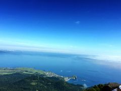 霧が一瞬晴れた瞬間にパチリ。

鴛泊の港やペシ岬までがよく見える。

空の青と海のブルー。
自然が織りなすそのグラデーションの妙。

そして水平線が描くゆるい曲線。
地球が宇宙に浮かぶちっぽけな球体であることを実感する。