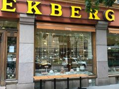 バス移動。カフェ・エクベリがある通りは、さすがにハイエンドな雰囲気が漂っています。

ぶじ着きましたが・・・お店はまさかの改装工事中（・∀・）
お茶はできるし食事パンもあるけど、ランチは来週から、と言われ。

でもまあ、寒くてスープが飲みたくなっていた私たち、別のお店を探すことにしました。