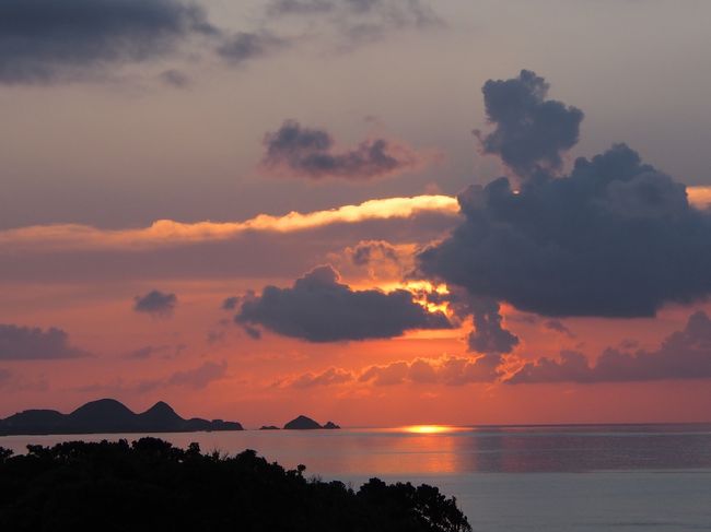 石垣最後の夕焼け<br />雲がある分、凄みを感じる