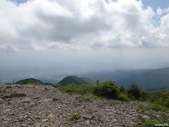 湯の丸高原　三方ヶ峯

標高２０４０ｍ。
靄っていますが、上田と小諸の市街地が見渡せます。