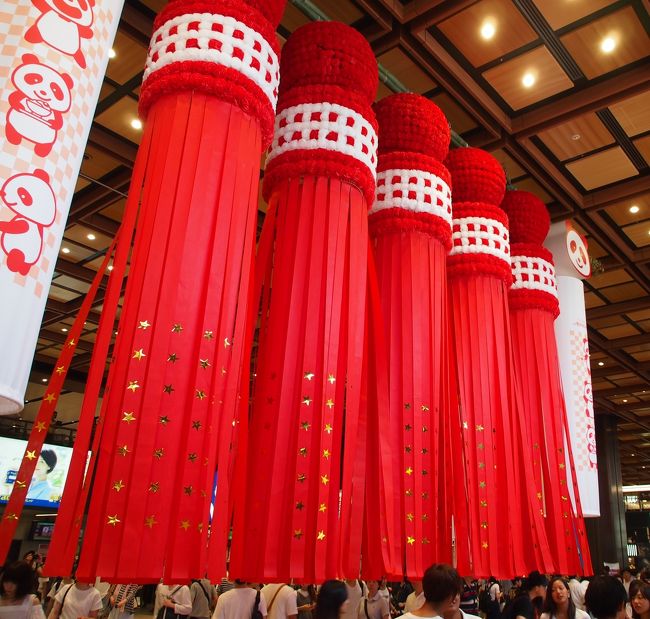 今年は、仙台駅方向から行くことにしました。<br /><br />大きな吹き流しがお迎えしてくれて、七夕気分を盛り上げてくれます。