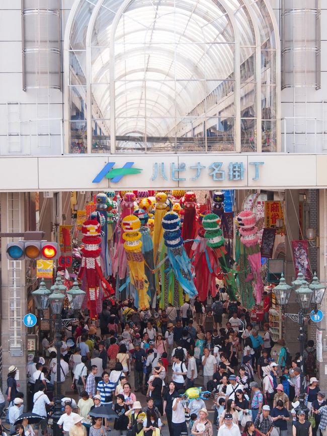 ペデストリアンデッキから、アーケード街へ向かいます。ペデストリアンデッキから、アーケード街への入口・・・いつも通り、混雑していますね〜。<br /><br />寝坊のわが家・・・地元なのに、早起きしてくることができません。１２時半・・・一番込みそうな時間帯ではあります。<br /><br /><br />