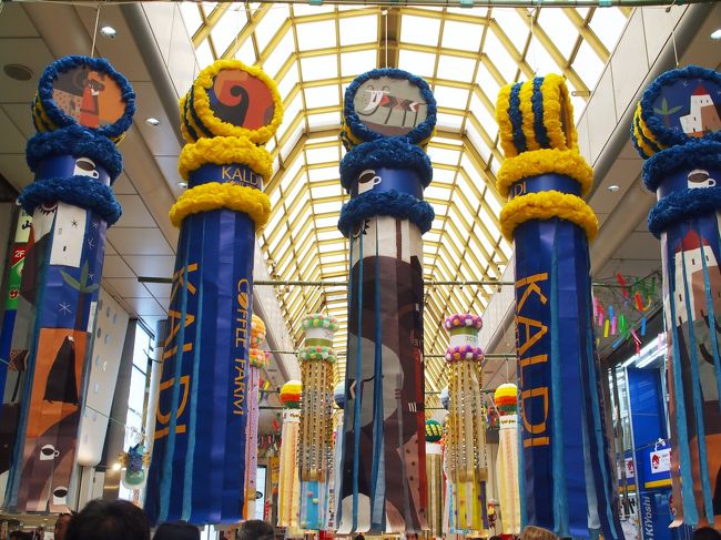 アーケードは雨天でも大丈夫なのは利点なのですが、東北の夏で一番暑い時期には、かなり暑いんですよね〜。<br /><br />写真撮りながら歩いているだけで、玉のような汗が顔を伝ってきます。<br /><br />カルディでアイスコーヒーを買って、涼しい店内の休憩所でひと休み。