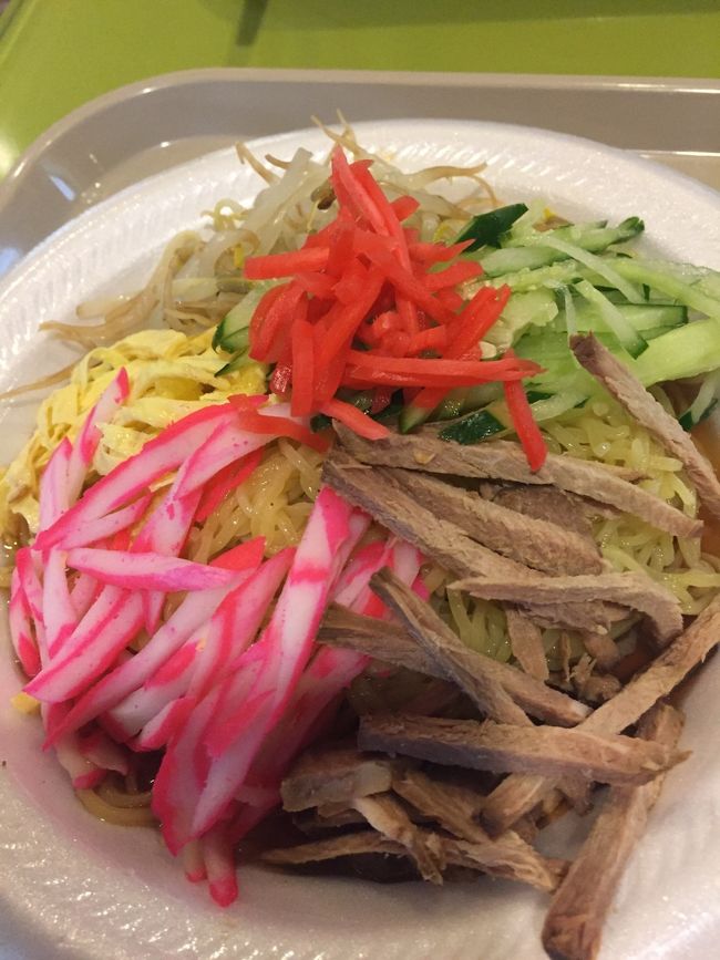 まずは腹ごしらえ。<br />歩いて5分でロイヤルハワイアンショッピングセンターのフードコートのえぞ菊で冷麺をいただきます。<br />娘は…定番のスバローのピザ<br />