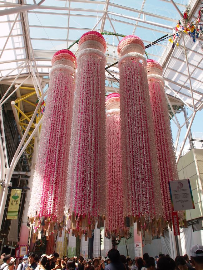駅から続く東西のアーケードが、南北のアーケードへぶつかるＴ字地点。<br /><br />毎年、市内の小中学校の児童が折った８万羽余りの鶴で、大きな七夕飾りが作られ、ここに飾られます。<br /><br />毎年、趣きの違う飾りで楽しみなんだよな〜。今年はピンクっぽい〜。