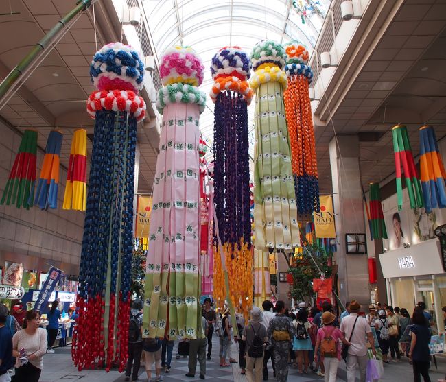 南側のアーケード・・・サンモール一番町商店街へ。<br /><br />東西のアーケードでは、天井にまっすぐに渡された竹に飾り付けられていましたが、南北の商店街では、下から斜めに立てかけた竹に吊るしています。