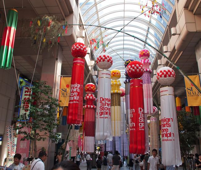 このサンモール一番町商店街は、比較的人が少なく、記念撮影しやすいと思います。とはいえ、どこでも、みなお互い譲り合って、混雑の中、記念撮影をしていますが・・・。