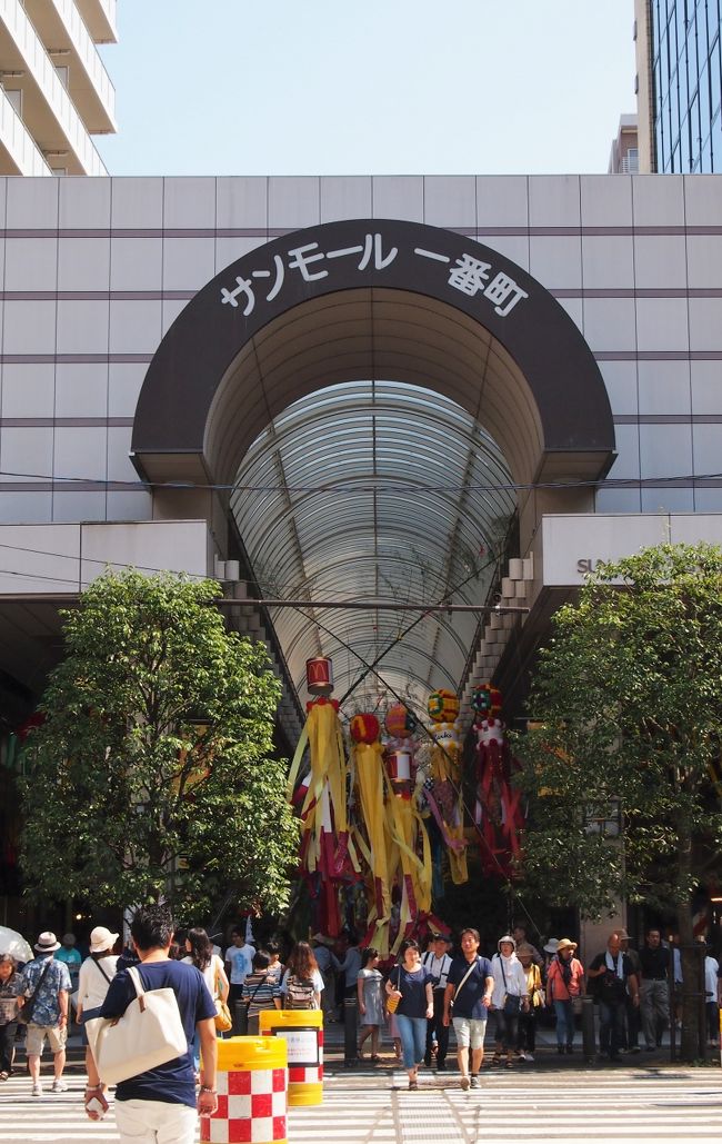 サンモール一番町商店街は、青葉通りを渡って、南町通りまで続きます。