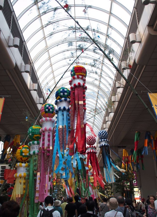 左右両側から斜めに傾けられた竹が続きます。