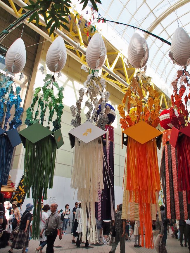 笹かま店の七夕飾り・・・くす玉は笹かまモチーフだよね、たぶん。