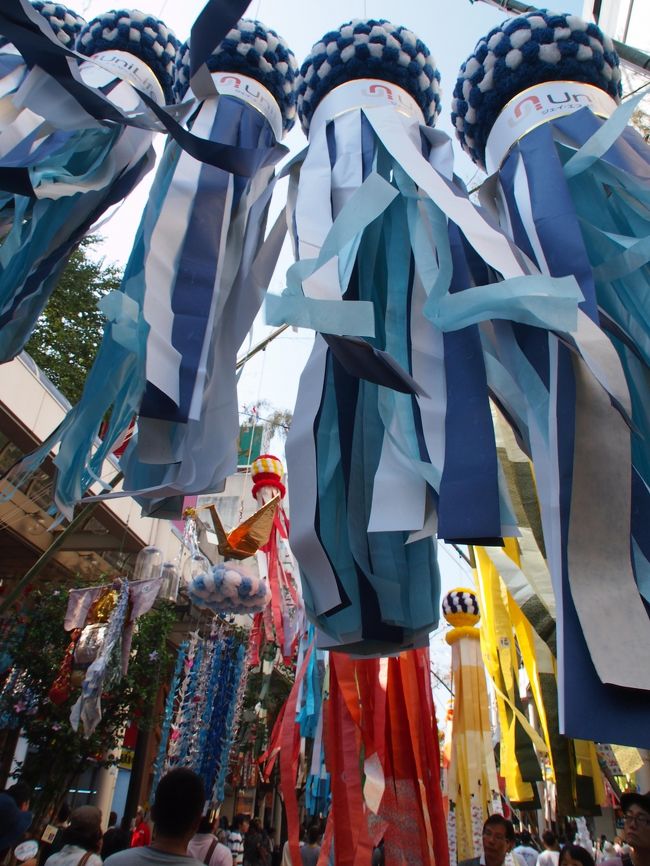 一番町四丁目商店街のアーケードは、通りの両脇にあるだけなので、通りの真ん中は開放的です。