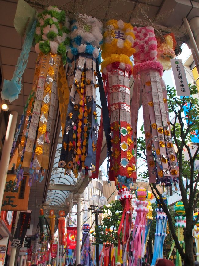 一番町四丁目商店街の、お店側の上だけにあるアーケードには、仙台の子供たちが作った小さなくす玉と吹き流しが並んで、華やかさを添えています。