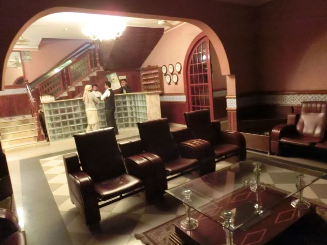 「ホテルのロビー」。