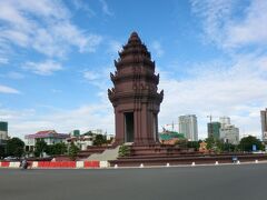 独立記念塔です。
フランスの植民地だったカンボジアが完全独立したのは1953年11月9月の事です。
独立の記念と、祖国の為に戦い亡くなった兵士達を祀る慰霊塔として、1958年に建造されました。