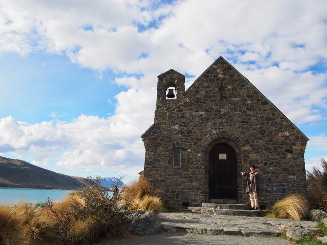 最初に訪れたのはテカポ湖。<br />善き羊飼いの教会の前でポーズをとる母。<br />