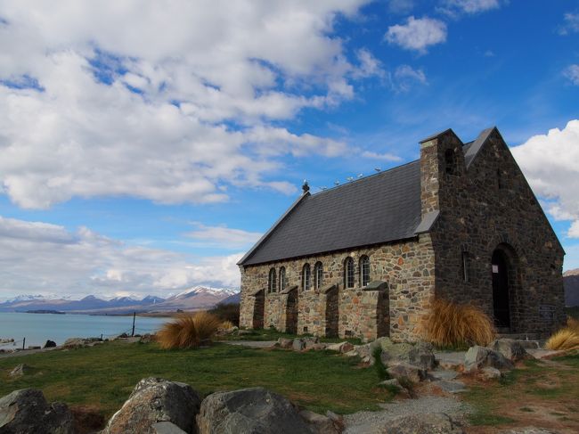 石造りの質素な教会です。<br />ここで結婚式を挙げることもできるそうです。教会内部の小窓から見た湖がまた素敵でした。
