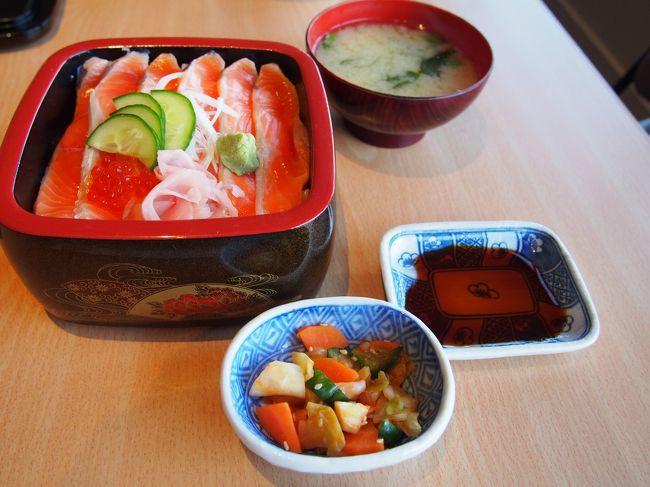 テカポ湖名物？のサーモン丼。<br />日本じゃないの？？ってくらい、おかずもお汁も、ちゃんとした和食でした。