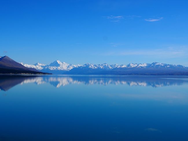 ２日目。トイレ休憩に立ち寄ったスポットですが、雲一つない晴天で、湖に写った山々がとても綺麗でした。