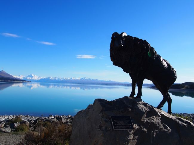 威風堂々とした羊さんの銅像。