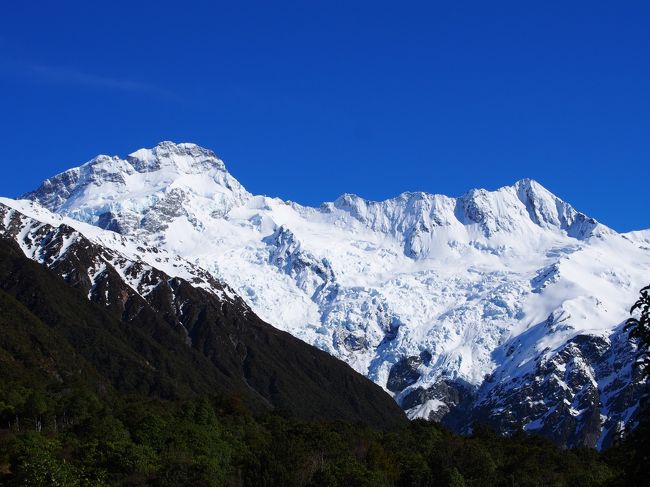 マウントクック。<br />青っぽく見える雪が氷河なのだそうです。