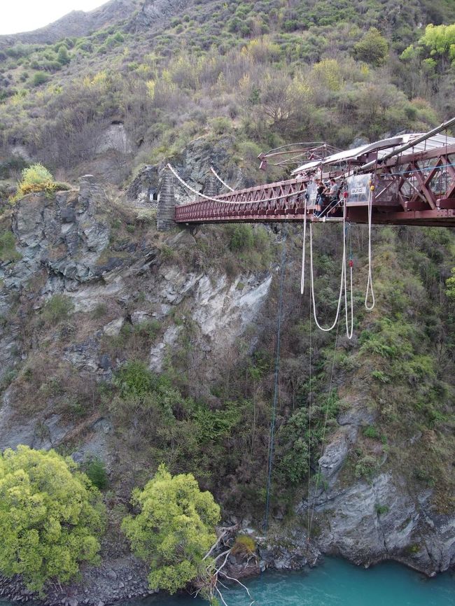 バスで次のポイントへ。<br />バンジージャンプができる橋を見ました。私たちは見学のみです。<br />