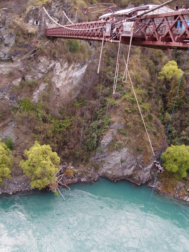 勇敢な少年がバンジー！！<br />見ているだけで手に汗握ります。