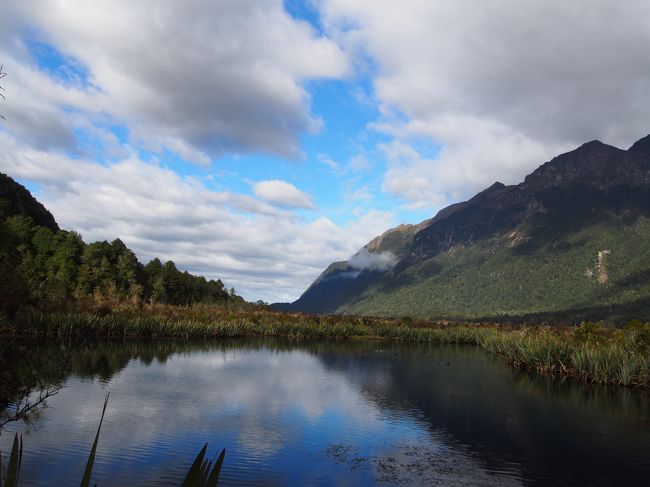 ミラーレイク<br />鏡のように反射する湖畔。