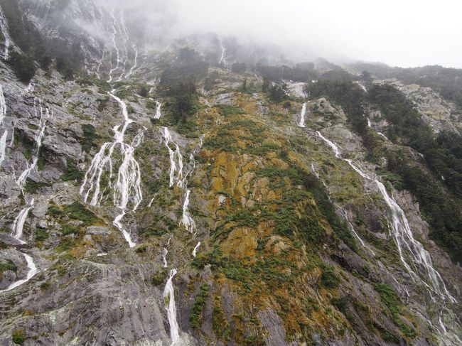 あいにくのお天気ですが、その分滝の水が増量して、普段なら滝が現れない岩肌にもこのようにいくつもの水が流れ出しており幻想的でした。